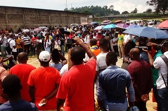 SOS Education conditionne la reprise des cours par la libération des deux leaders syndicaux, Simon Ndong Edzo et Marcel Libama!