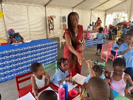 Salon du livre jeunesse: Michelle Nzé prête son pinceau aux enfants pour un instant magique à la Chambre de commerce!