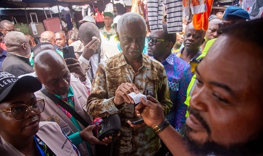 Gabon – Libreville: paiement des taxes municipales désormais par voie électronique, le maire Eugène Mba a lancé l’opération au marché Mont-Bouet!