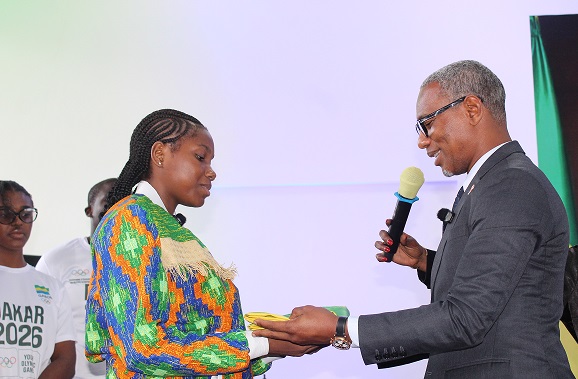 Dakar 2026: Tracy Assengone reçoit le drapeau du Gabon des mains du ministre des Sports!
